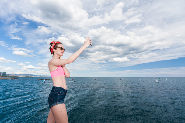 vonzó nő pinup szüret előtt, hogy selfie egy tengerparti - Fotó, kép