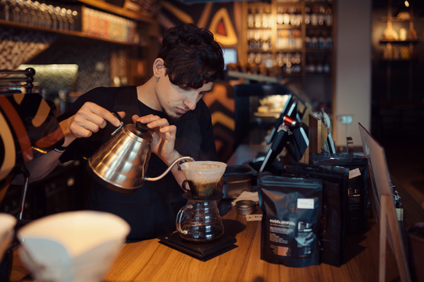 Barista bei der Arbeit in einem Café - Foto, Bild
