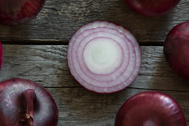 Red onions on rustic wood - Foto, afbeelding