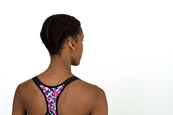 Afrikaanse vrouwelijke model met gevlochten kapsel. Vlechten voor gym training of andere activiteiten - Foto, afbeelding