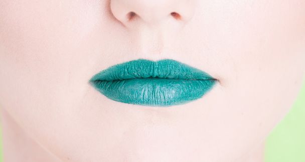 Primo piano delle labbra verdi come concetto di trucco professionale
 - Foto, immagini