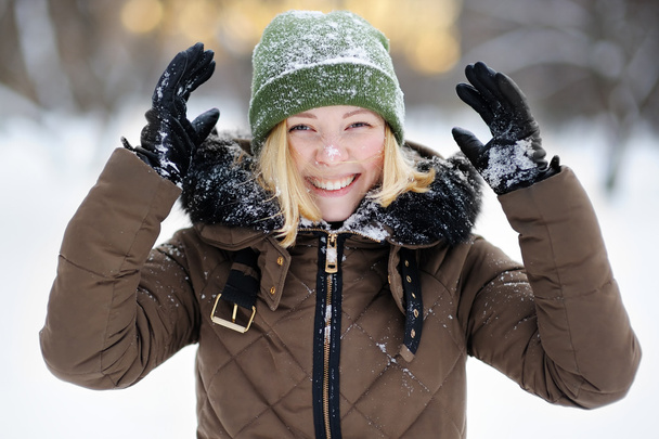 Young woman having fun in winter - Fotoğraf, Görsel