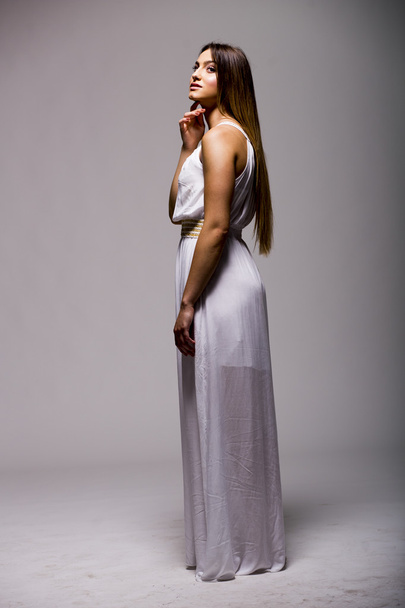 Молодая женщина в белом платье - Фото, изображение