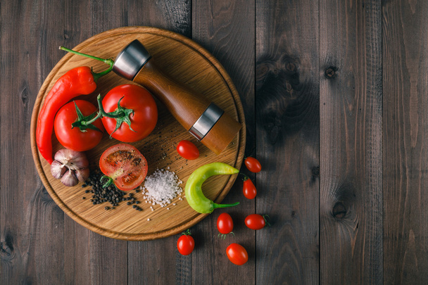 Fresh tomatoes and coarse salt for use as cooking ingredients wi - Fotoğraf, Görsel