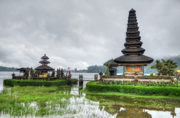 Pura Ulun Danu Bratan, индуистский храм на озере Братан, Бали, Индонезия
 - Фото, изображение