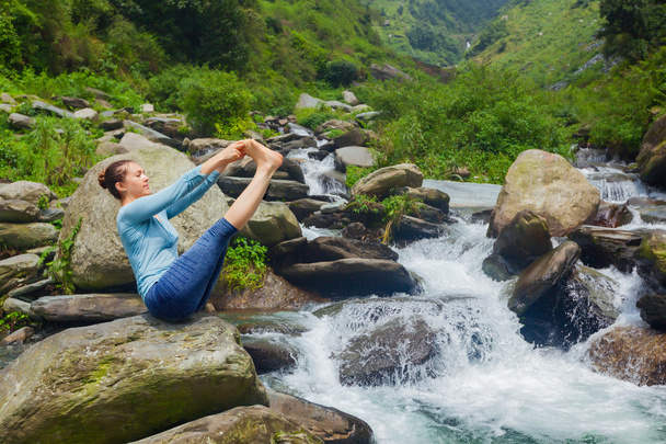 Mulher fazendo Ashtanga Vinyasa Yoga asana ao ar livre - Foto, Imagem