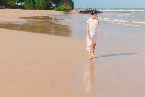 Woman walking on the beach sand - Foto, Imagem