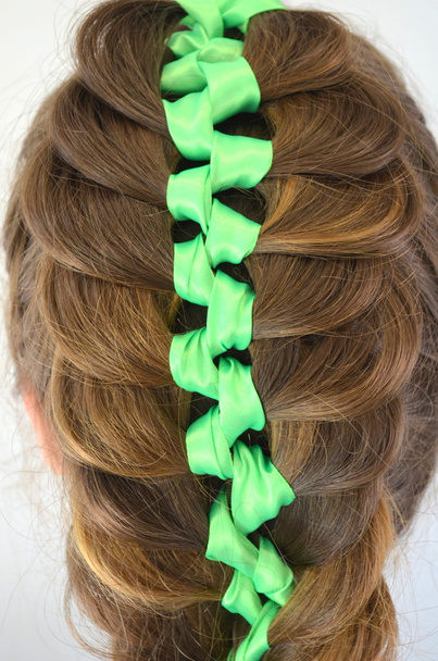 Tissage de cheveux avec ruban vert
 - Photo, image
