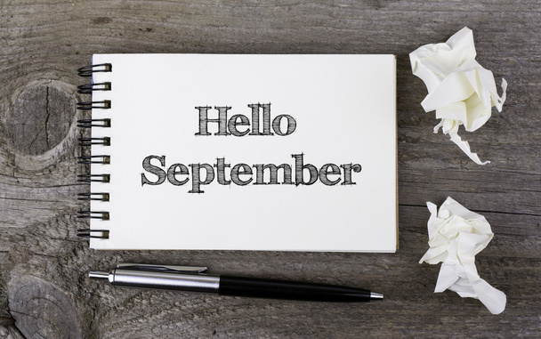 Hola Septiembre. En un cuaderno de madera
 - Foto, Imagen