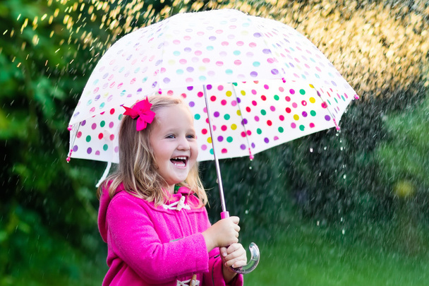 holčička s deštníkem v dešti - Fotografie, Obrázek