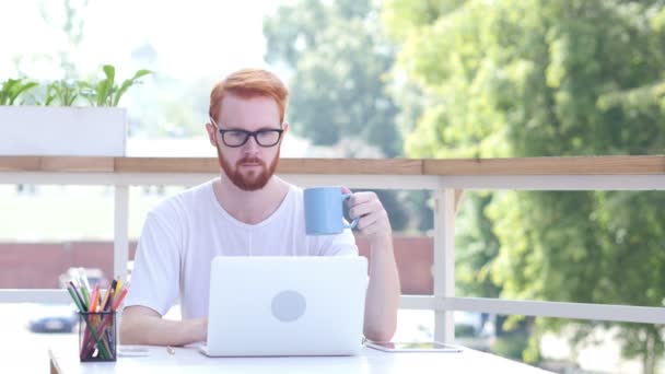 Pití kávy, pracovat v režimu Online na notebooku, posezení ve venkovní balkon - Záběry, video
