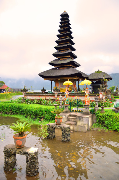 Pura Ulun Danu Bratan, templo hindú en el lago Bratan, Bali, Indonesia
 - Foto, Imagen