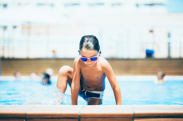 Çocuk yüzme havuzdan elde - Fotoğraf, Görsel