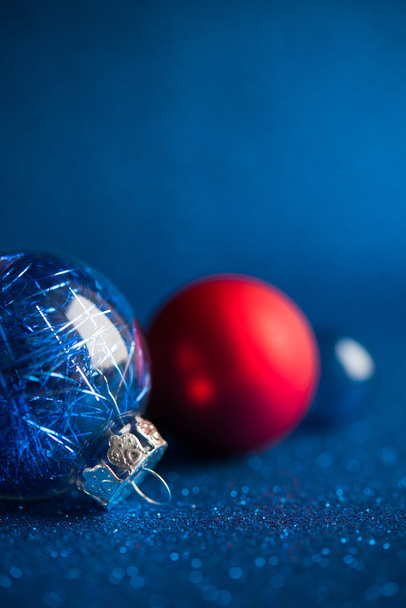 Decorazioni natalizie bianche, argentate e rosse su sfondo glitter blu scuro con spazio per il testo. Buon Natale, cartolina. Vacanze invernali. Tema di Natale. Felice anno nuovo
. - Foto, immagini