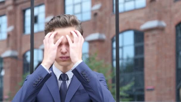Rozrušený mladý podnikatel s bolestí hlavy a frustrace selhání - Záběry, video