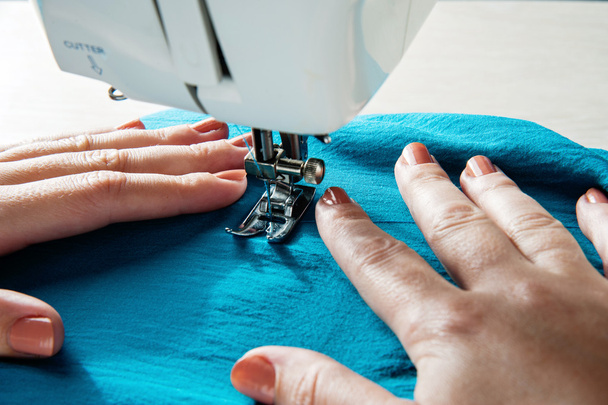 Швейная машина с руками портного
 - Фото, изображение