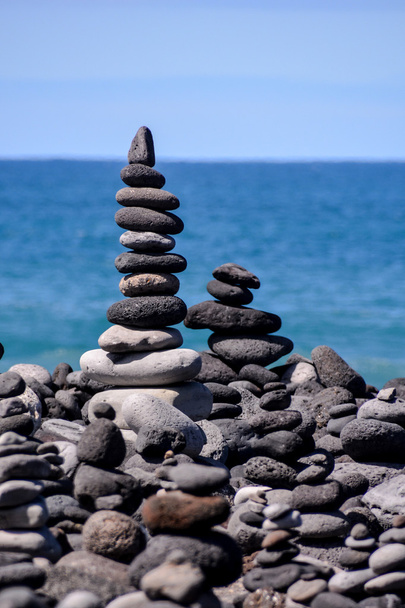 Stos kamieni na plaży morskiej - Zdjęcie, obraz