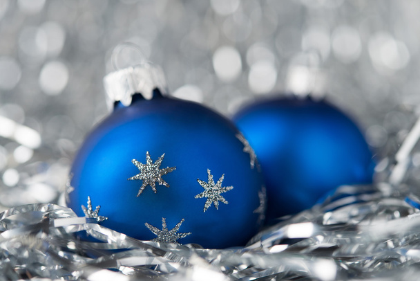 Blue xmas ornaments on glitter holiday background. Merry christmas card. Winter holidays. Xmas theme. Happy New Year. - Foto, Imagem