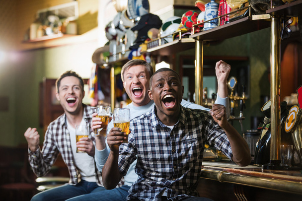 Happy men in pub - Φωτογραφία, εικόνα