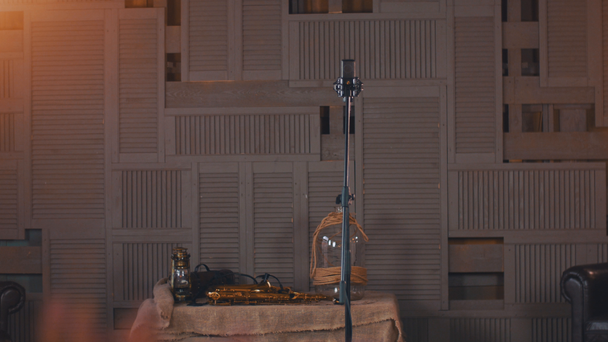 Vue de la scène avec microphone studio, table avec saxophone sous les projecteurs
. - Séquence, vidéo