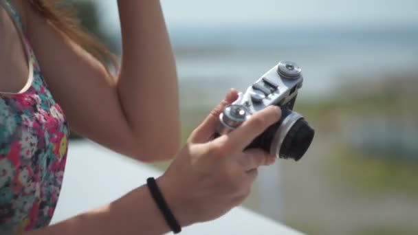 A girl holding a vintage camera - Πλάνα, βίντεο