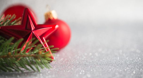 Albero di Natale e ornamenti rossi su sfondo vacanza glitter. Buon Natale, cartolina. Tema invernale. Felice anno nuovo
. - Foto, immagini