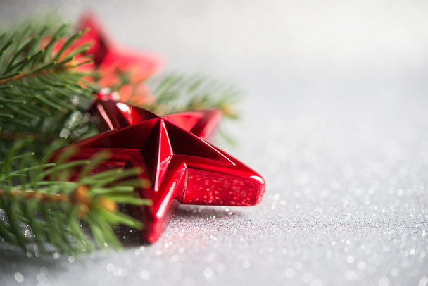 Estrellas rojas y árbol de Navidad en el fondo de las vacaciones de brillo. Feliz tarjeta de Navidad. Tema de invierno. Feliz Año Nuevo
. - Foto, imagen
