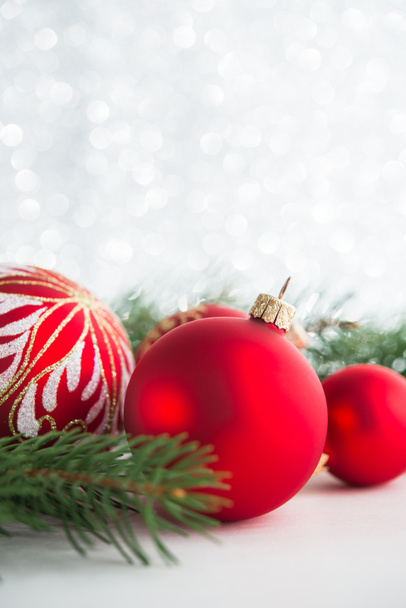 Adornos rojos y árbol de Navidad en el fondo de las vacaciones de brillo. Feliz tarjeta de Navidad. Tema de invierno. Feliz Año Nuevo
. - Foto, Imagen