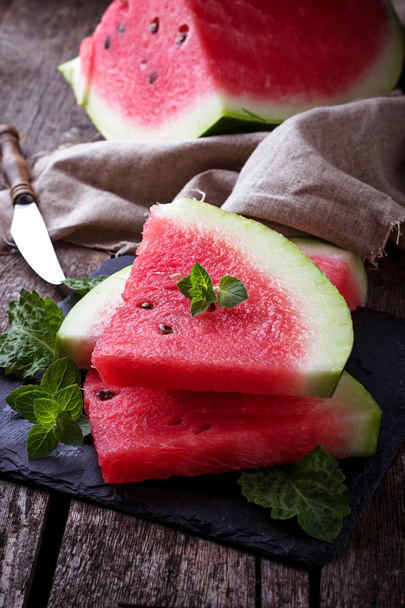 Wassermelone und Minze in Scheiben geschnitten - Foto, Bild
