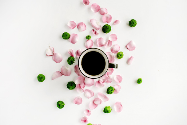 Filiżanka kawy w płatkach róży - Zdjęcie, obraz