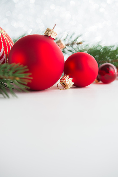 Ornamenti natalizi rossi su sfondo di legno. Buon Natale, cartolina. Tema vacanze invernali. Felice anno nuovo
. - Foto, immagini