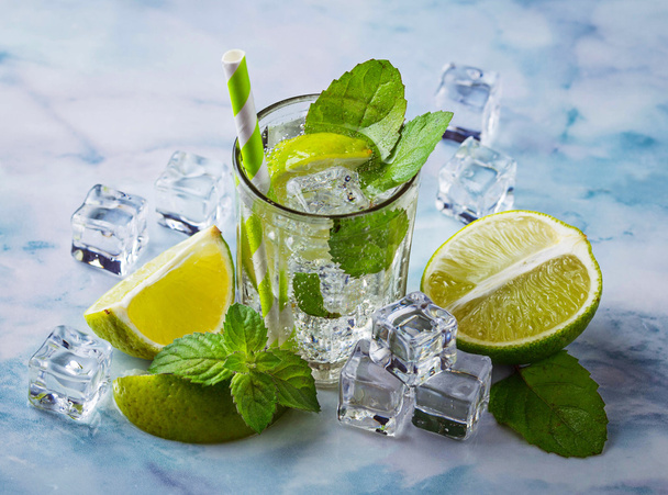 Mojito cocktail à la menthe, citron vert et glace
  - Photo, image