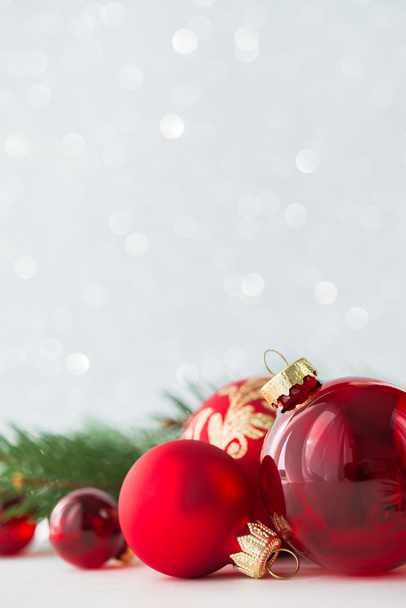 キラキラ休日の背景に赤い装飾品やクリスマスツリー。メリークリスマスカード冬のテーマ。明けましておめでとう.  - 写真・画像