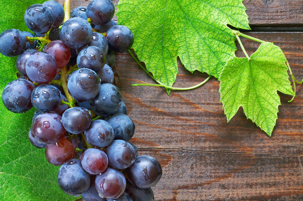 Виноград на деревянном фоне - Фото, изображение