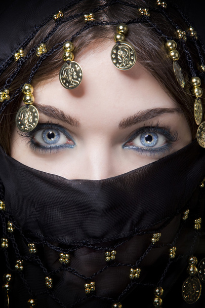 Araberin zeigt nur ihre Augen - Foto, Bild