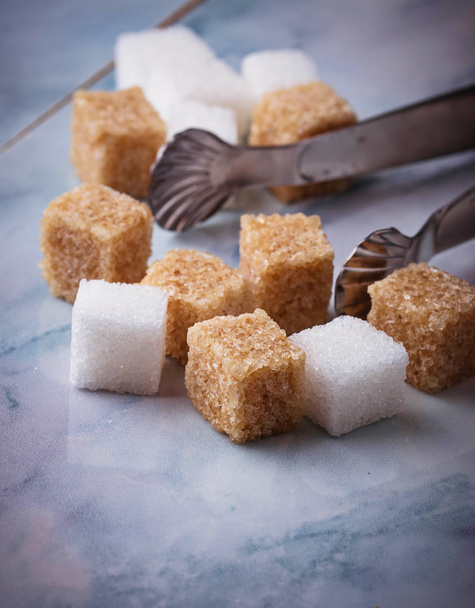 Valkoinen ja ruskea sokeri - Valokuva, kuva