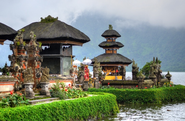 Pura Ulun Danu Bratan, templo hindú en el lago Bratan, Bali, Indonesia
 - Foto, imagen