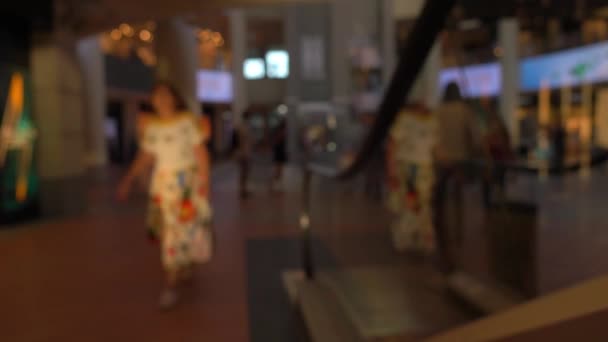 Personas desenfocadas en escaleras móviles en el moderno centro comercial. 4K fondo de vídeo bokeh
 - Metraje, vídeo