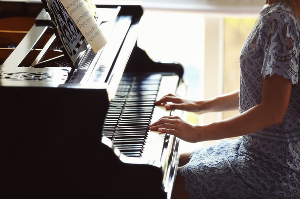 woman playing piano - Foto, afbeelding