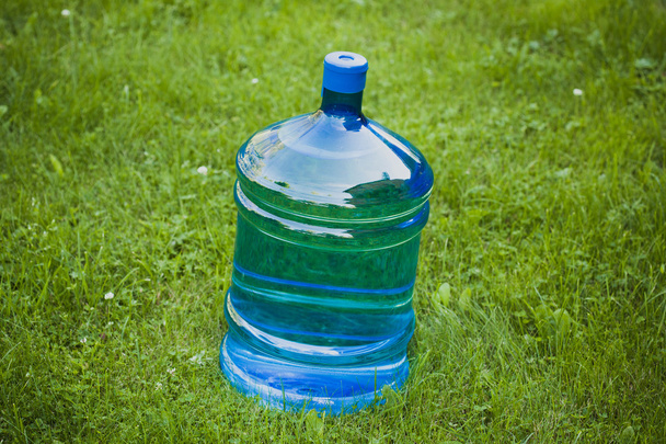 acqua grande bottiglia su sfondo erba verde
 - Foto, immagini