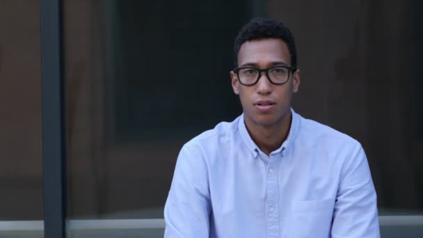 Fiatal fekete férfi dühös reakció - Felvétel, videó