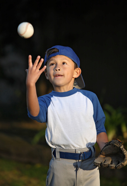 Jeune garçon attrapant le baseball
 - Photo, image