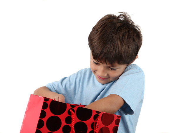 Молодий щасливий хлопчик з подарунковою сумкою
 - Фото, зображення