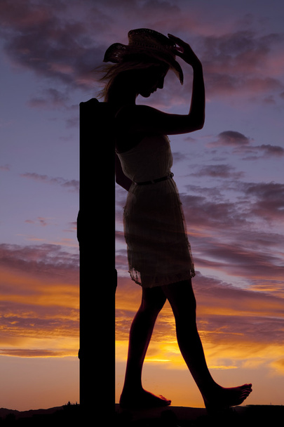 vrouw post zonsondergang cowgirl - Foto, afbeelding