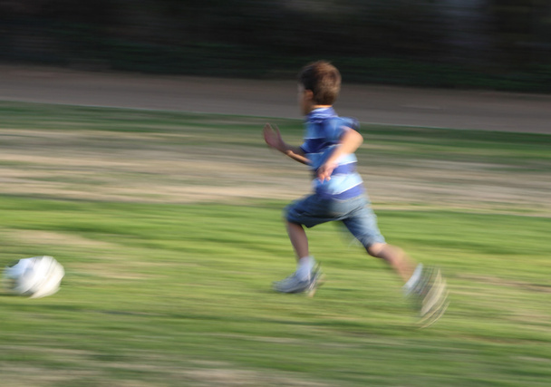 ruch niewyraźne zdjęcie zjechana chłopiec biegną po piłkę - Zdjęcie, obraz
