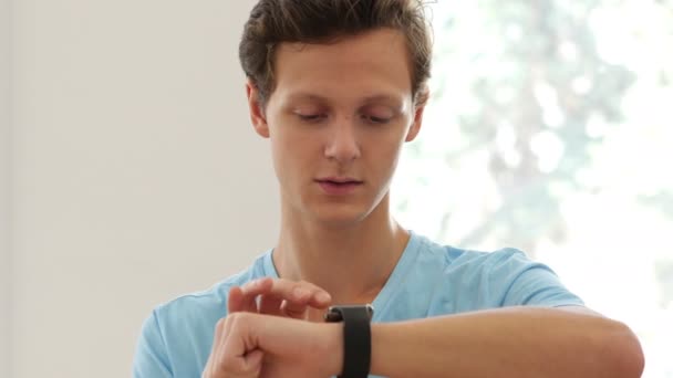 Ο άνθρωπος χρησιμοποιώντας εφαρμογές του Smartwatch - Πλάνα, βίντεο