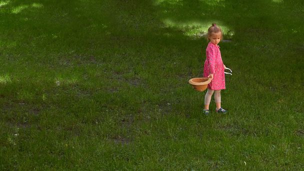 Little girl walking in the park - Фото, зображення
