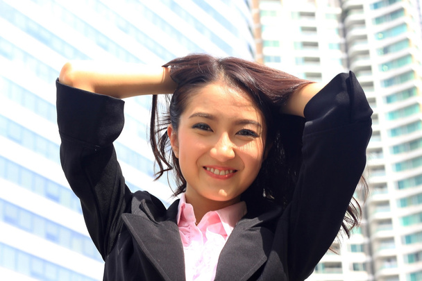 крупным планом портрет молодой азиатской бизнес-леди выглядит блестяще
 - Фото, изображение