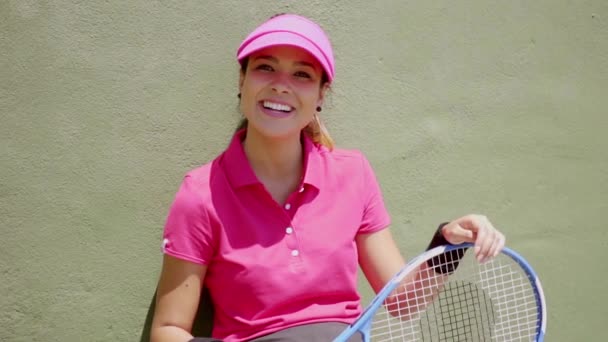 jogador de tênis segurando raquete nos joelhos
 - Filmagem, Vídeo
