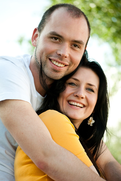Vértes portréja mosolygó fiatal pár a szerelem - szabadban - Fotó, kép